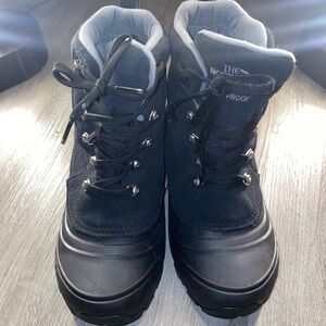 The North Face Chilkat Lace II Waterproof Insulated Snow Boots Kids Size 4 Black